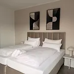 Luxus - 240m2-sauna-kamin-4 Schlafzimmer-2 Baeder